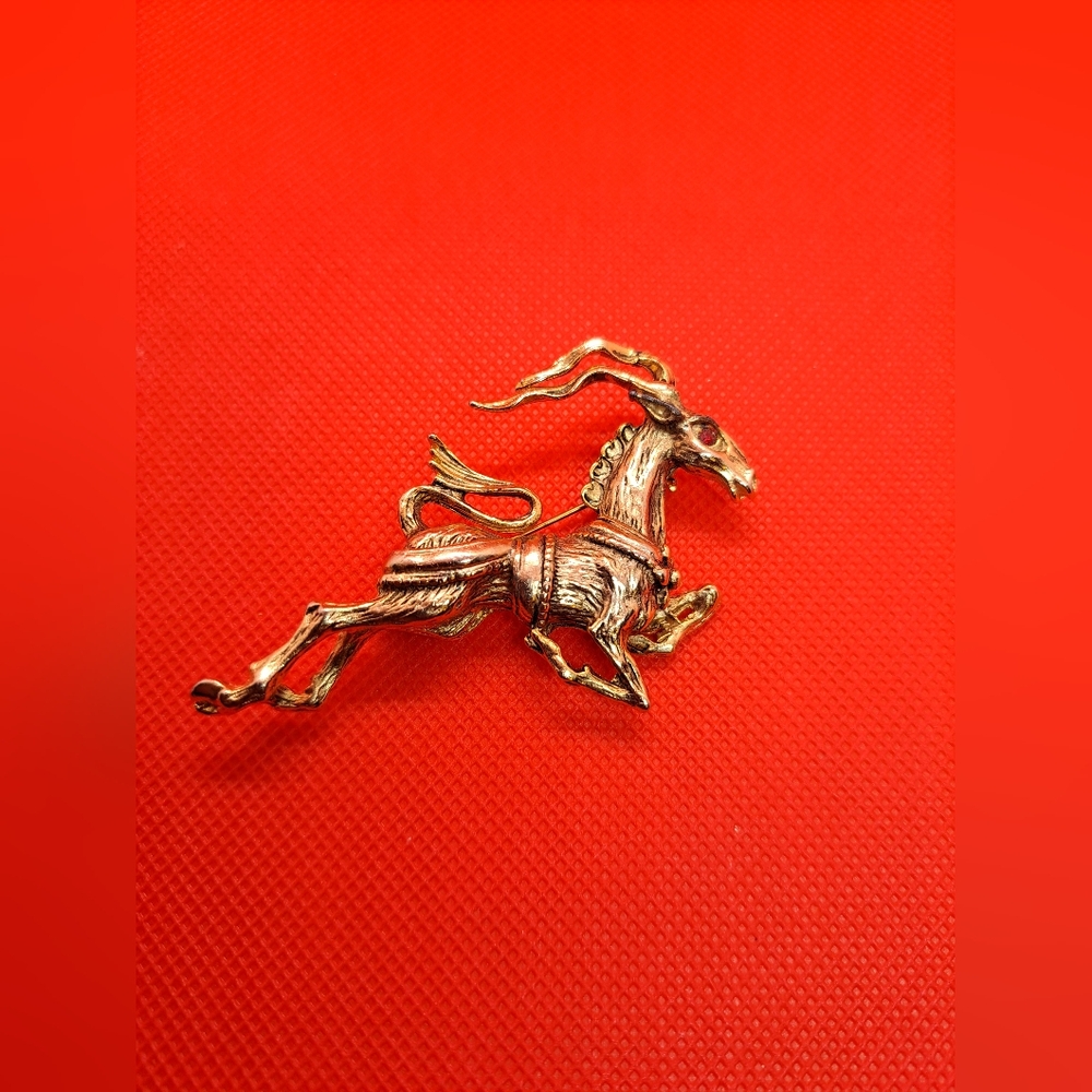 Vintage Galloping Horse 🐎 Gold Tone Brooch